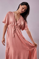 Butterfly Dress pattern – Woman, front view, dress powder pink wrap, kimono sleeves, lilac background – Atelier Brunette