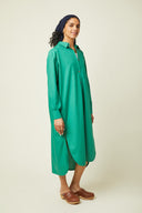 Patron Robe Chemise – Femme de 3/4, robe chemise verte émeraude, col chemise, sabots caramel, fond beige – Atelier Brunette