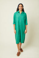 Patron Robe Chemise – Bas de robe chemise verte émeraude, sabots caramel, fond beige – Atelier Brunette