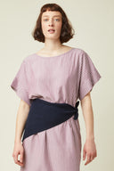 Beach Dress pattern – half-body view, kimono sleeves striped, belt navy tied – Atelier Brunette
