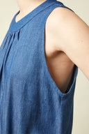 Flare Dress pattern – close-up shoulder, dress denim blue chambray, armhole detail and gathered neckline – Atelier Brunette