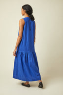 Flare Dress pattern – Back view, dress electric cobalt blue, closure buttoned back, black loafers – Atelier Brunette