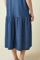 Flare Dress pattern – Profile view, dress denim blue, detail gathered ruffled skirt, midi length – Atelier Brunette