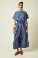 Trouser Dress pattern (envelope) – front view, dress trousers blue chambray, short sleeves – Atelier Brunette