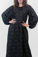 RE_SOURCÉE Dress pattern – Woman, front view, long dress printed geometric blue/khaki, collar tied – Atelier Brunette