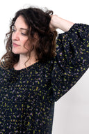 RE_SOURCÉE Dress pattern – bust shot, dress printed geometric blue/khaki, puffed sleeves – Atelier Brunette