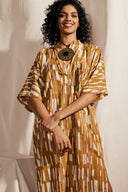 Tunic Dress pattern – Smiling woman, front view, tunic dress terracotta/gold geometric print – Atelier Brunette