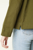 Jacket pattern – close-up side, jacket khaki olive green, patch pocket, light blue jeans – Atelier Brunette