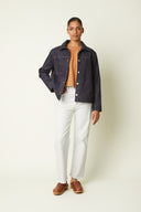 Patron Veste – vue de face, veste denim indigo coutures oranges, top caramel, jean blanc – Atelier Brunette