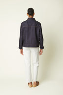 Patron Veste – vue de dos, veste denim indigo coutures oranges, jean blanc – Atelier Brunette