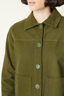 Patron Veste – gros plan buste, veste kaki vert olive, col chemise, boutons assortis – Atelier Brunette