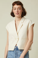 Spencer Jacket pattern – front view, jacket spencer off-white, crossed tailored collar, two buttons, jeans – Atelier Brunette