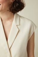 Spencer Jacket pattern – close-up crossed V tailored collar, jacket spencer off-white, cap sleeve – Atelier Brunette