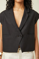 Spencer Jacket pattern – close-up tailored V collar, jacket spencer black, model with curly hair – Atelier Brunette