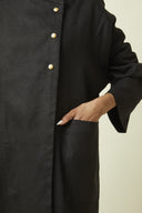 Patron Veste Troublante – gros plan patte de boutonnage croisée, 3 boutons dorés, coloris noir – Atelier Brunette