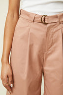Patron Bermuda – gros plan taille haute, coloris rose terracotta, boucle ceinture dorée – Atelier Brunette