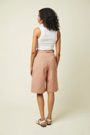 Bermuda shorts pattern – 3/4 back view, colourway dusty pink terracotta, white sandals – Atelier Brunette