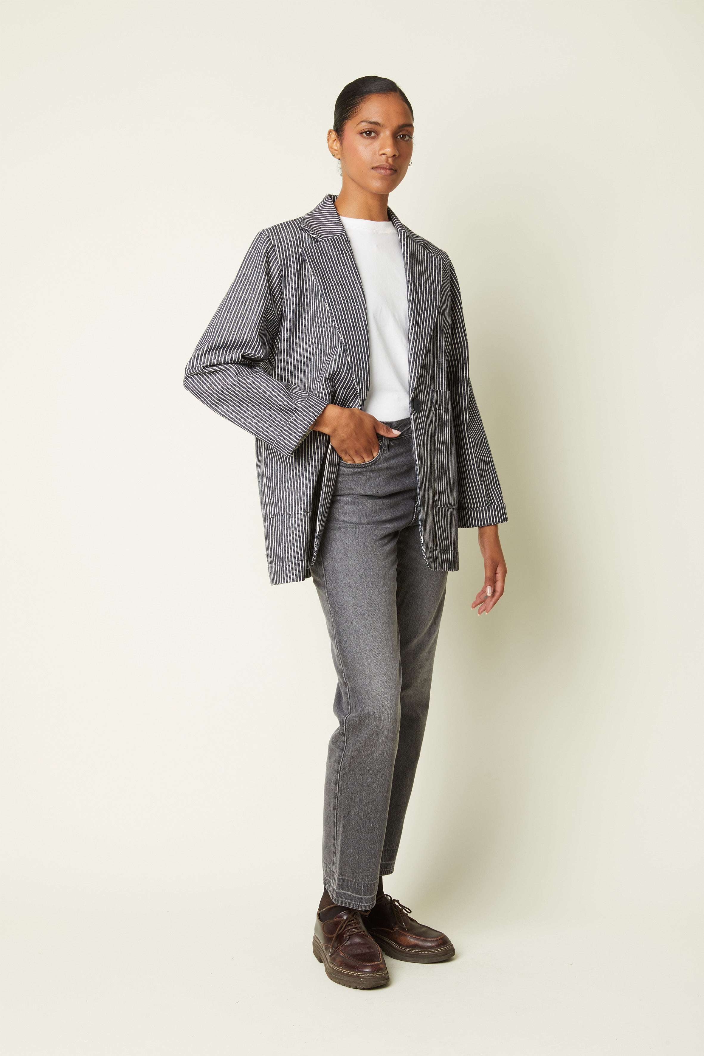 Patron Blazer – vue de face, blazer oversize rayé gris, col tailleur, t-shirt blanc, jean gris – Atelier Brunette
