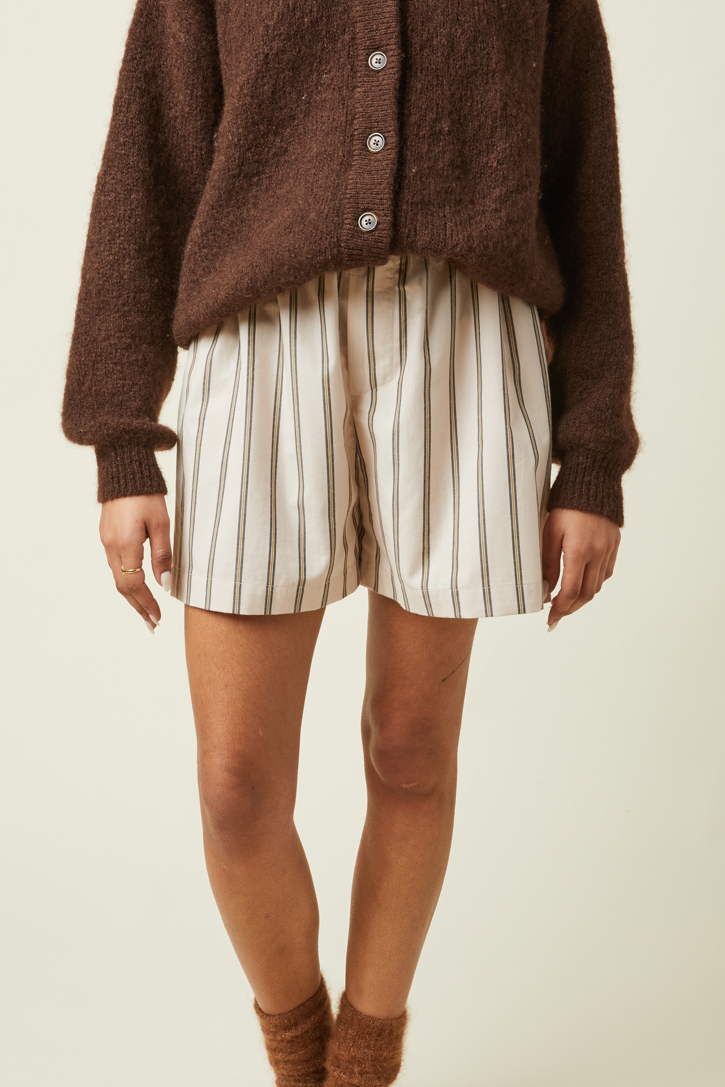 Patron Boxer – vue de face, short boxer rayé beige blanc, ceinture élastique, cardigan marron – Atelier Brunette