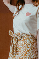 Skirt Hack – detail tied belt, skirt leopard print camel high waist, off-white t-shirt with pink heart, brown background – Atelier Brunette