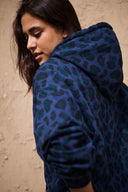 Hoodie pattern – Woman leaning, hoodie oversize leopard print navy blue with hood, stone wall background – Atelier Brunette