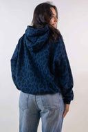 Hoodie pattern – Woman from behind, wearing a hoodie oversize leopard print navy blue with hood, white background – Atelier Brunette