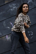 Hoodie pattern – Woman, 3/4 view, sweatshirt oversize beige and green leopard print, slate wall background – Atelier Brunette