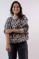 Hoodie pattern – Smiling woman, front view, sweatshirt oversize beige and green leopard print, arms crossed – Atelier Brunette