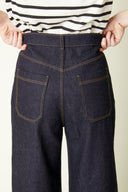 Patron Jean Wide Leg – gros plan dos/ceinture, jean denim brut, marinière rayée, poches plaquées dos – Atelier Brunette