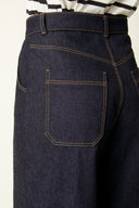 Patron Jean Wide Leg – gros plan poches arrière, jean denim brut, surpiqûres dorées, poches inclinées – Atelier Brunette
