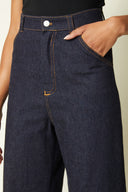 Patron Jean Wide Leg – gros plan taille/poche devant, jean denim brut, poche cavalière, bouton blanc – Atelier Brunette