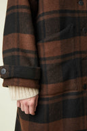 Coat pattern – detail sleeve and pocket, coat tartan brown/black, buttoned cuff, off-white jumper – Atelier Brunette
