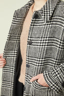 Coat pattern – bust shot, coat houndstooth black/white open, camel jumper, hand in pocket – Atelier Brunette