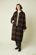 Coat pattern – Woman, front view, coat long tartan brown/black, shirt collar, off-white jumper – Atelier Brunette
