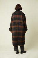 Coat pattern – Woman, back view, coat long tartan brown/black, grey trousers, black derby shoes – Atelier Brunette
