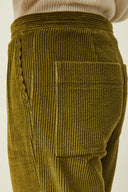 Carrot Trousers pattern – close-up hips, velvet khaki olive, patch pocket on the back, hand in pocket – Atelier Brunette