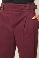 Belted Trousers pattern – close-up waist burgundy, hand in pocket, detail gold buckle belt – Atelier Brunette