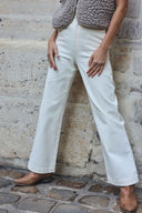 Trousers pattern – trousers bootcut ivory high waist, grey teddy waistcoat, stone wall background – Atelier Brunette