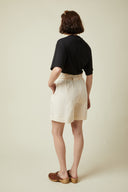 Trousers-Shorts pattern – Woman, back view, short large ivory high waist, cord belt, beige background – Atelier Brunette