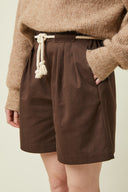 Trousers-Shorts pattern – Short large chocolate brown high waist, cord belt, camel jumper – Atelier Brunette
