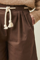 Trousers-Shorts pattern – Short chocolate brown high waist, cord belt, hands in pockets – Atelier Brunette