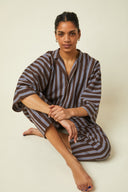 Patron LE Pyjama – Model assise, ensemble pyjama rayé marron bleu, top kimono manches 3/4 et short – Atelier Brunette