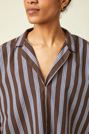 Patron LE Pyjama – Gros plan buste, top kimono rayé marron bleu, col tailleur échancré – Atelier Brunette