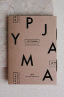 Patron LE Pyjama – Étui kraft imprimé lettrage PYJAMA, logo Atelier Brunette, fond marbre – Atelier Brunette