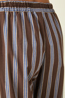 Patron LE Pyjama – Gros plan taille, pantalon rayé marron bleu, ceinture élastiquée large – Atelier Brunette