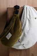 Patron Sac Banane – Deux sacs posés fond bois, velours côtelé kaki et toile écrue – Atelier Brunette