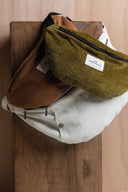 Patron Sac Banane – Trois sacs superposés fond bois : velours kaki, velours caramel et lin écru – Atelier Brunette