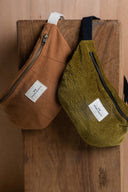 Patron Sac Banane – Deux sacs côte à côte fond bois, velours caramel et kaki, anse bleu marine – Atelier Brunette