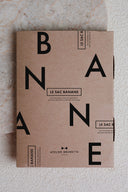 Patron Sac Banane – Étui patron carton kraft imprimé LE SAC BANANE, logo Atelier Brunette, fond marbre – Atelier Brunette