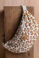 Patron Sac Banane – Sac banane tissu imprimé léopard blanc et caramel, vue de face, fond bois – Atelier Brunette